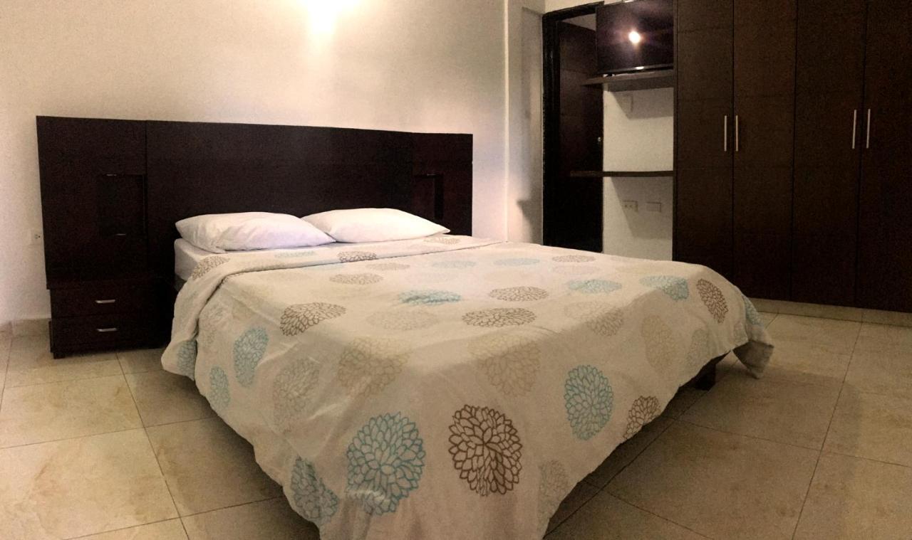 Hotel Riviera Plaza บูการามังกา ภายนอก รูปภาพ