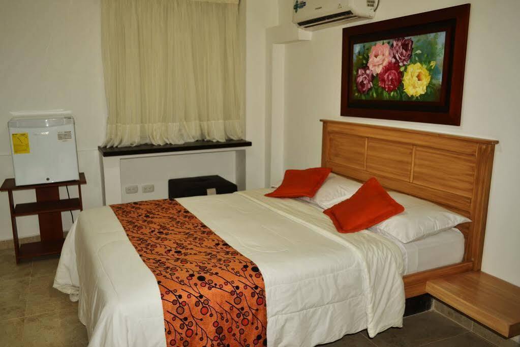Hotel Riviera Plaza บูการามังกา ภายนอก รูปภาพ