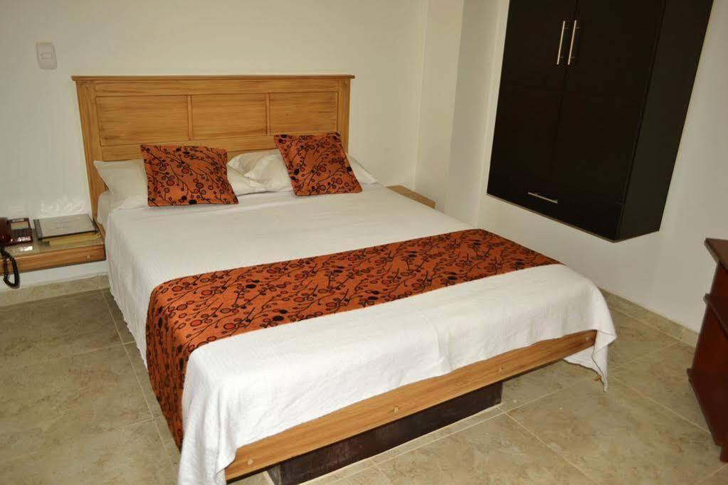 Hotel Riviera Plaza บูการามังกา ภายนอก รูปภาพ